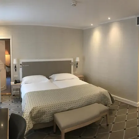 De La Paix 4*